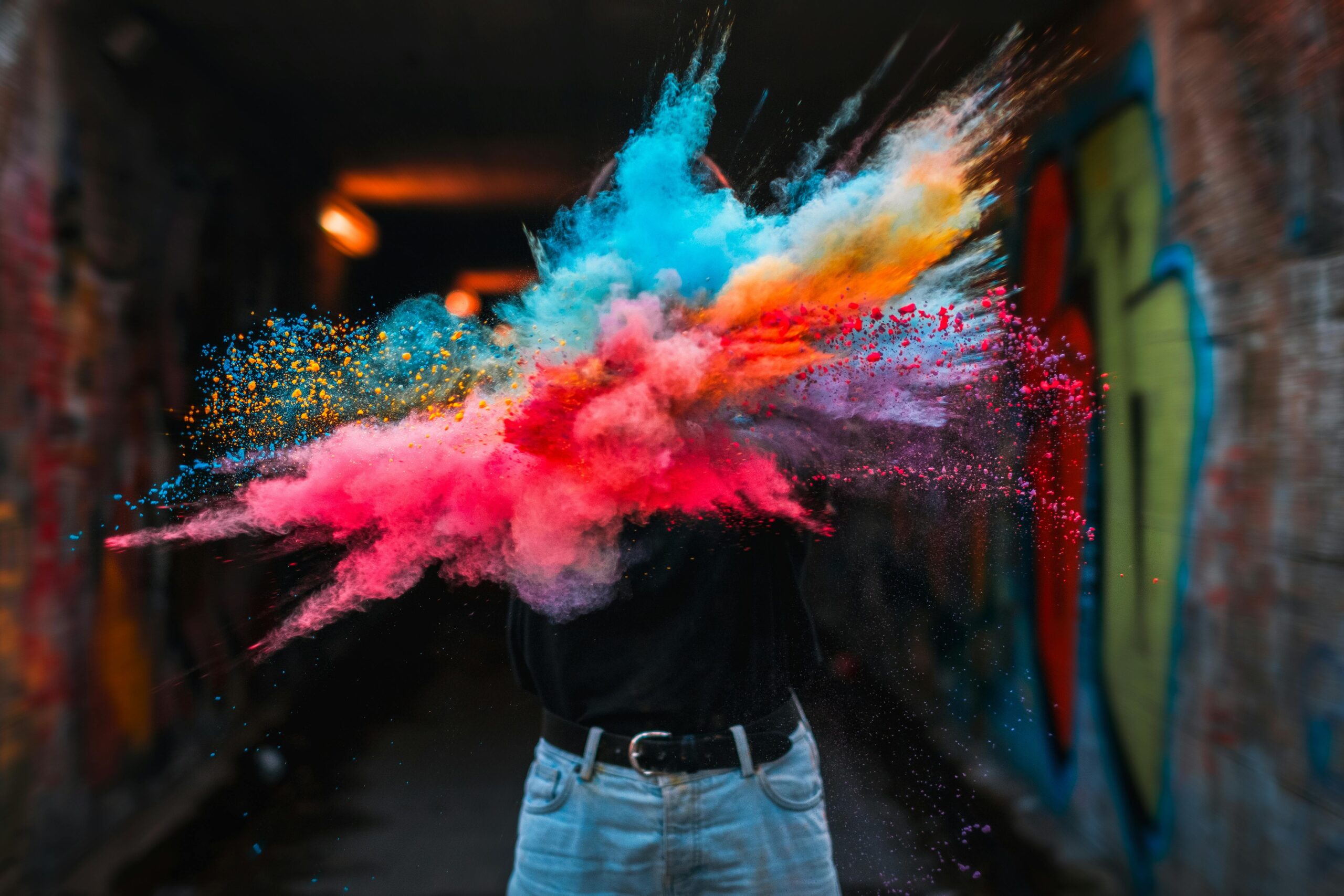 Espacio público fragmentado — pantalla de móvil con feeds simultáneos de TikTok, Facebook, X y WhatsApp, ilustrando la fragmentación informativa de un mismo electorado