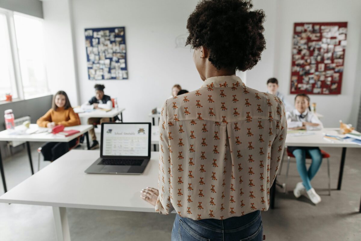 Gasto educativo en América Latina — gasto público por estudiante en LATAM frente a Europa y Norteamérica según el World Inequality Report 2026