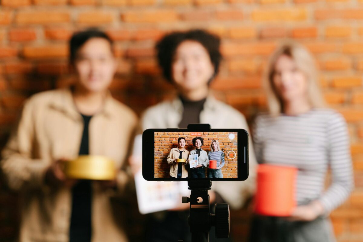 Influencers políticos LATAM — pantalla de TikTok con video de campaña política y métricas de alcance, ilustrando el rol de los creadores como nuevos gatekeepers electorales
