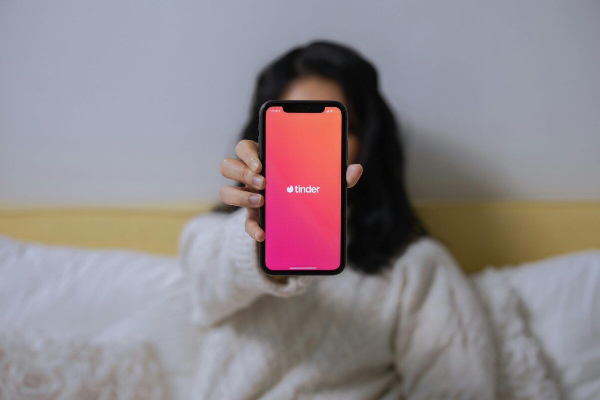 Campañas para la Generación Z — pantalla de Tinder con mensaje electoral del gobierno francés sobre las municipales de 2026