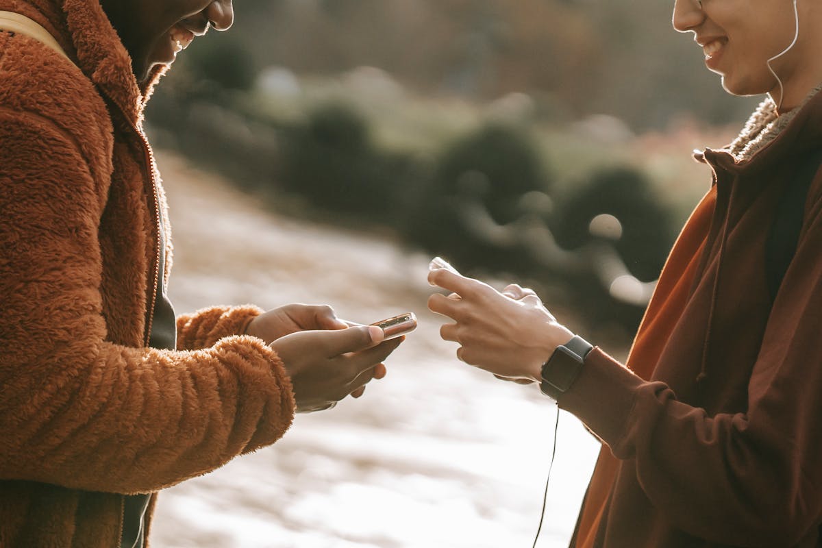Amistad artificial — interfaz de un chatbot conversacional con un agente de inteligencia artificial diseñado como amigo digital, mostrando una conversación de tono cercano con un usuario joven en una pantalla de teléfono móvil