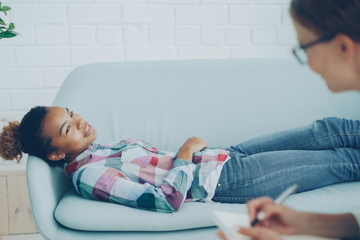 Terapeuta IA — interfaz de un chatbot conversacional con un agente de inteligencia artificial que opera como psicólogo digital, recibiendo el mensaje de un usuario joven en una pantalla de teléfono móvil